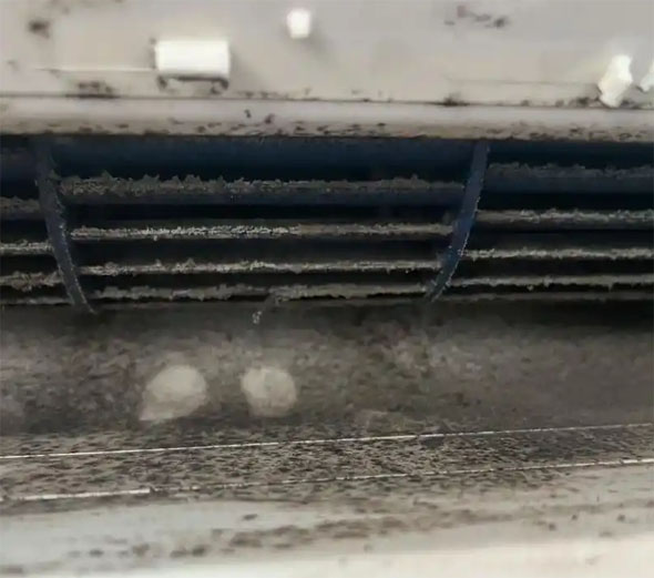 金牛空调吹的风有股烧焦味是怎么回事